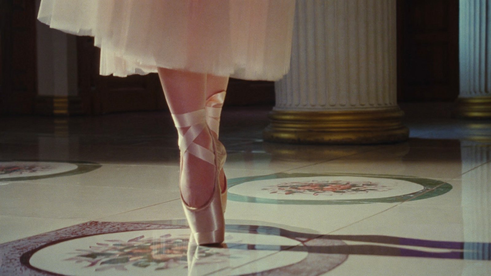 KI-Cinematic: Ballett-Spitzenschuh auf Marmorboden
