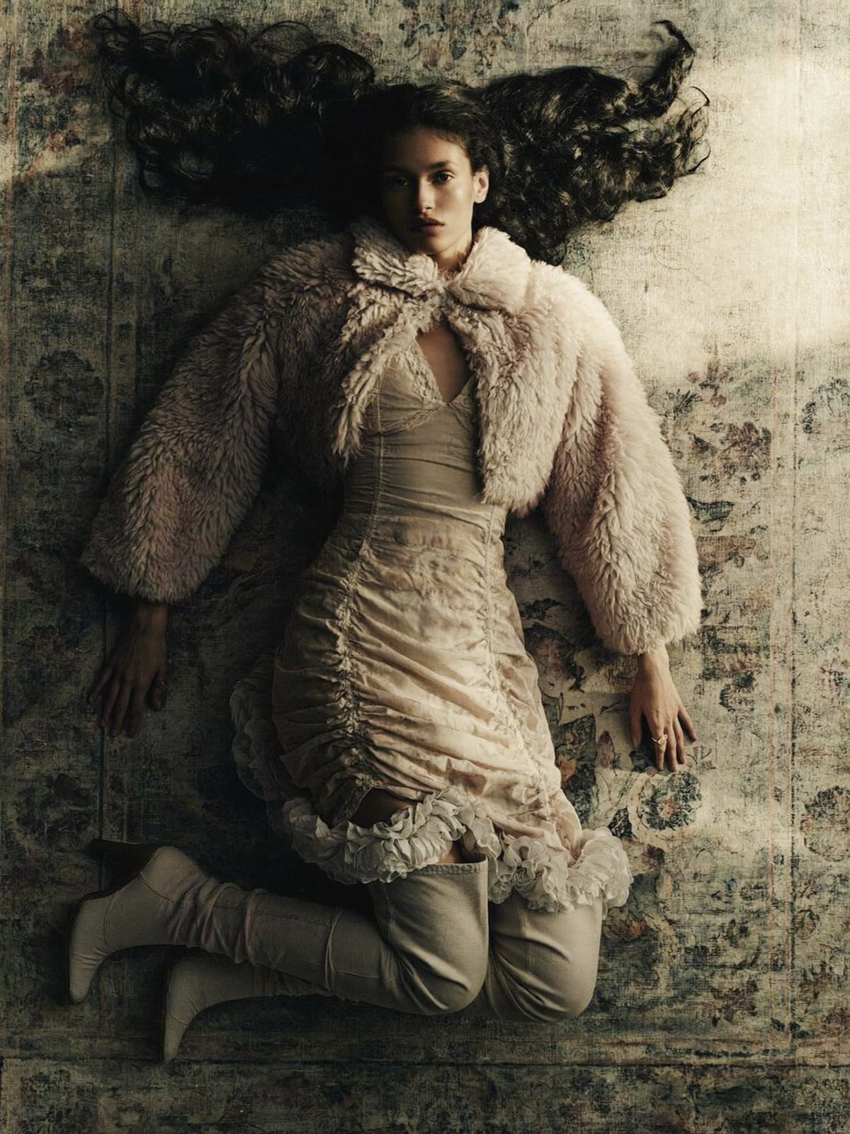 KI-Editorial: Model im rosa Pelzmantel auf einem Vintage-Teppich