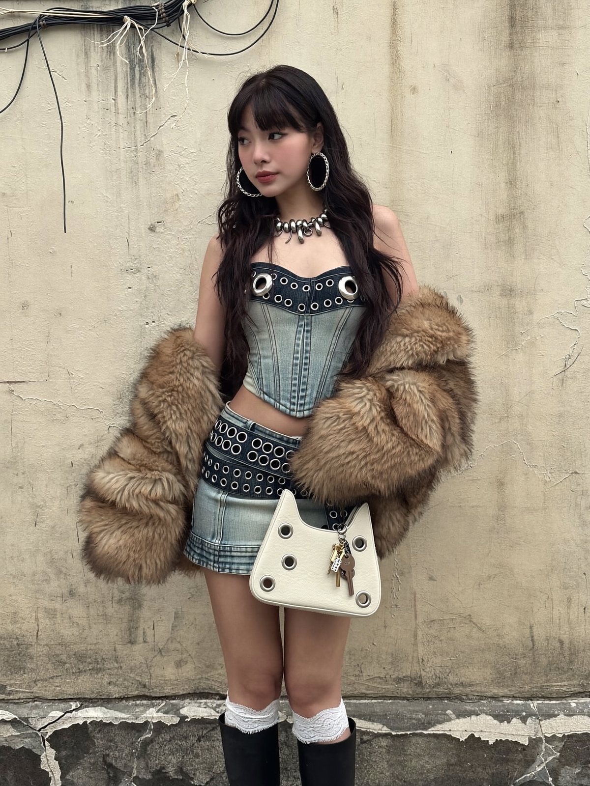 KI-Streetstyle: Model in Denim-Korsage und Fellmantel