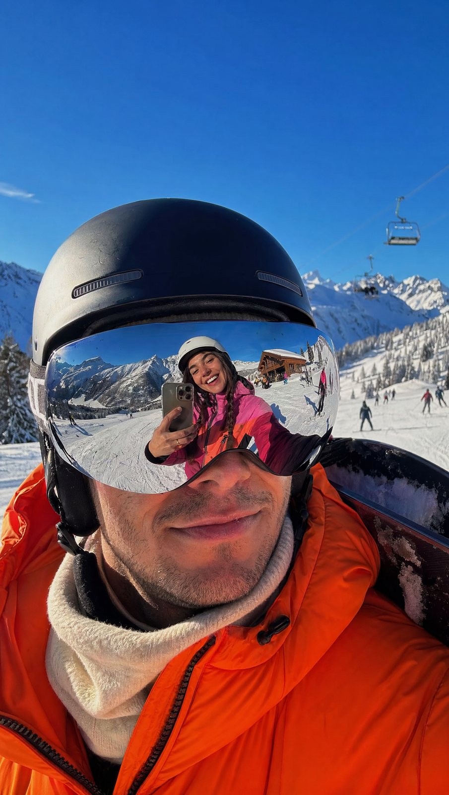 KI-UGC: Ski-Selfie mit Bergpanorama